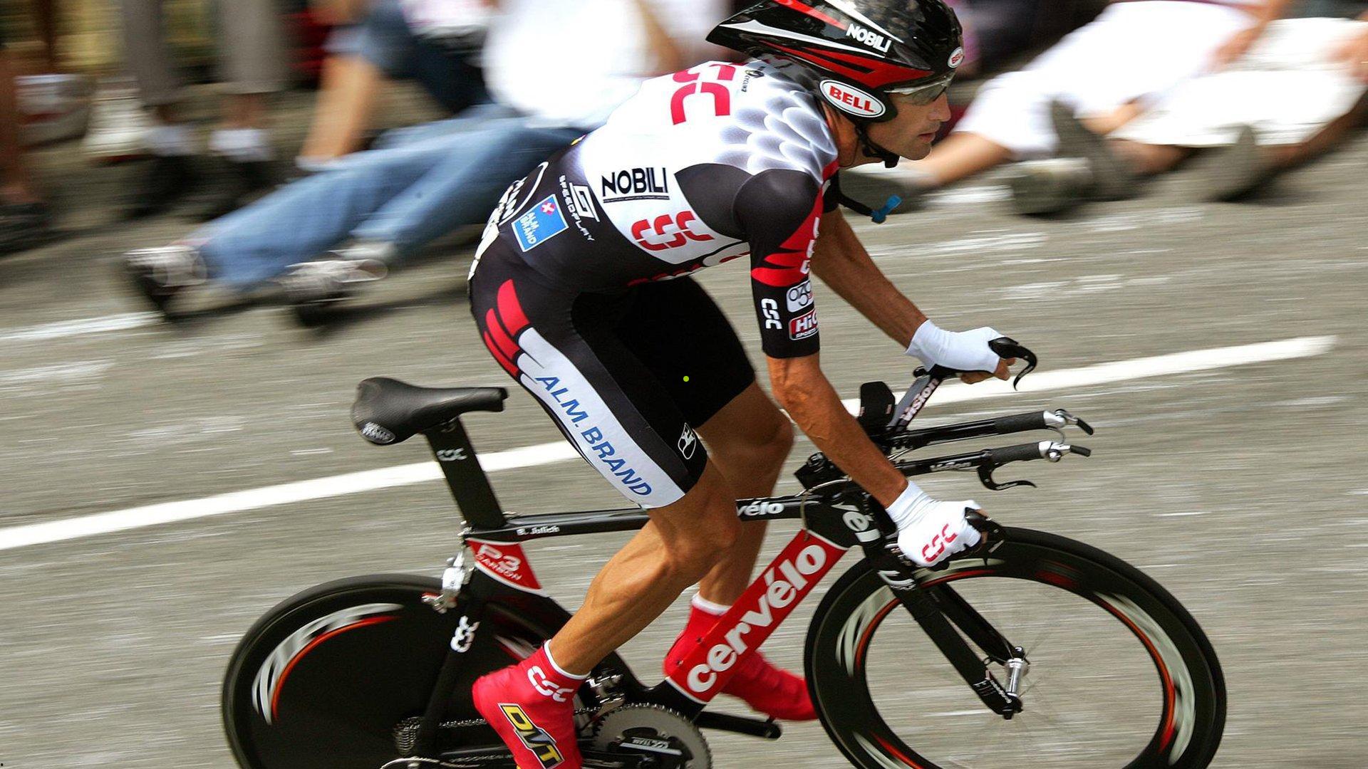 争冠版图剧震！三巨星后卫引爆今夏抢购潮